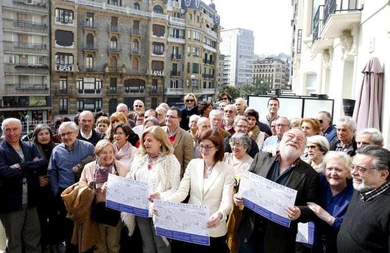 Un grupo de personalidades del País Vasco encabezados por la expresidenta de la Fundación de Víctimas del Terrorismo, Maite Pagazaurtundua y el filósofo Fernando Savater