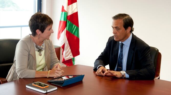 La consejera de Desarrollo Económico Arantza Tapia y el presidente de Cata Jorge Parladé, durante la reunión celebrada en la sede donostiarra del Gobierno Vasco.