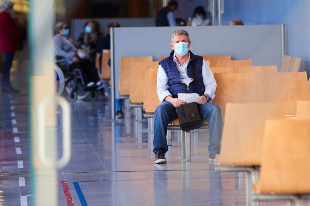 Un hombre espera consulta en un centro sanitario