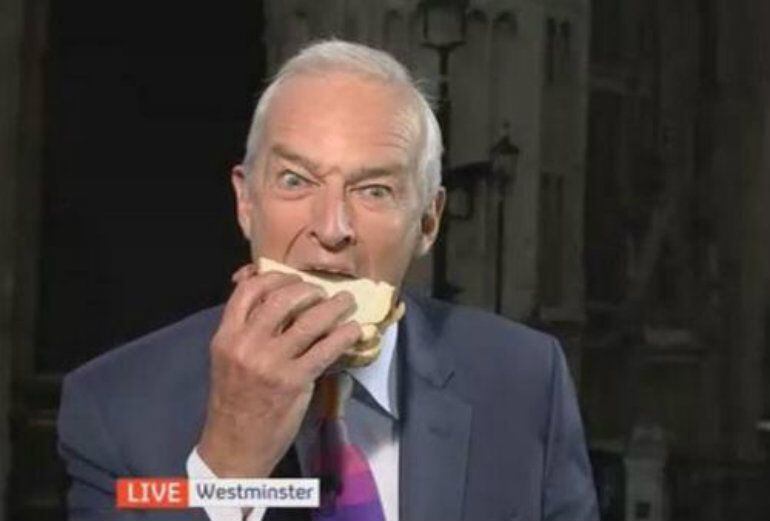 Jon Snow concluye el informativo de Channel 4 comiéndose un sandwich de beicon