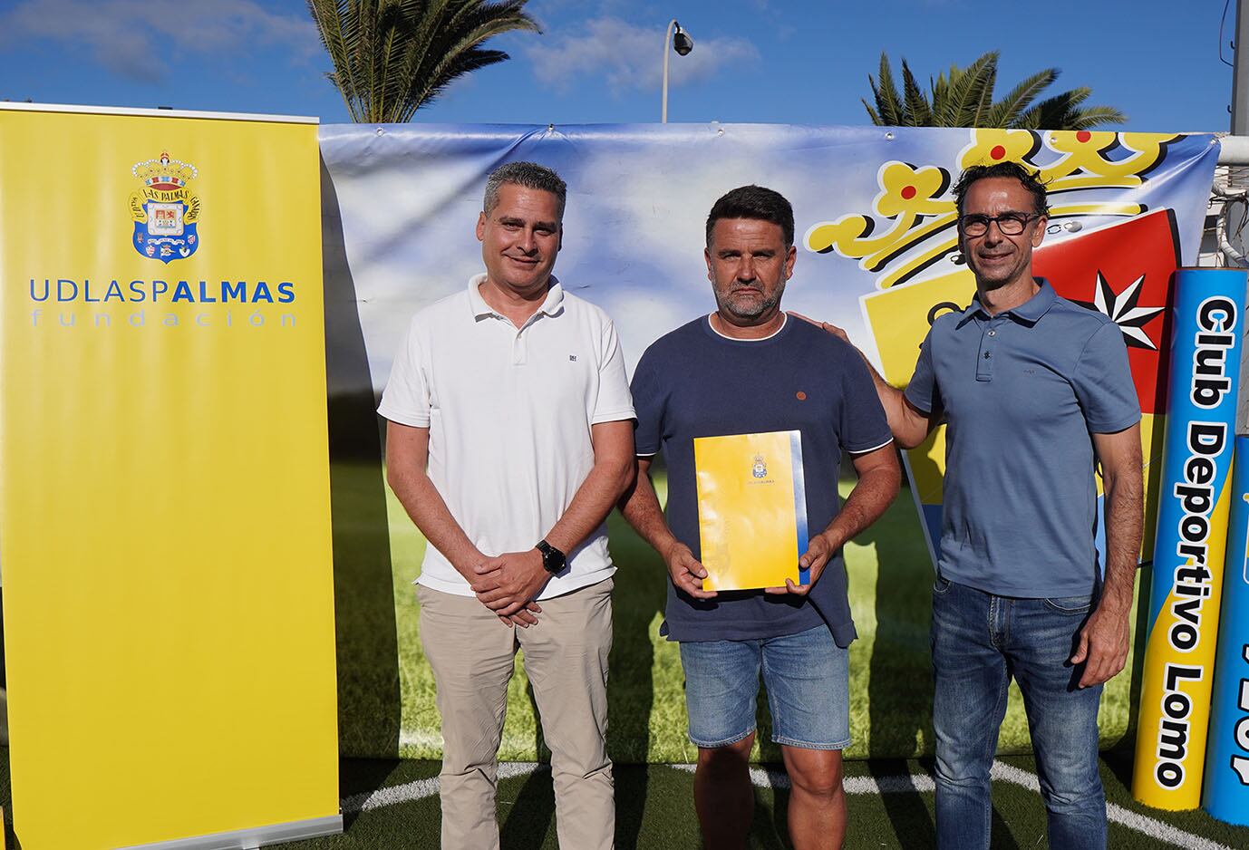 Los representantes de la Fundación Canaria UD Las Palmas, la Escuela UDLP y el CD Lomo tras la firma del acuerdo.