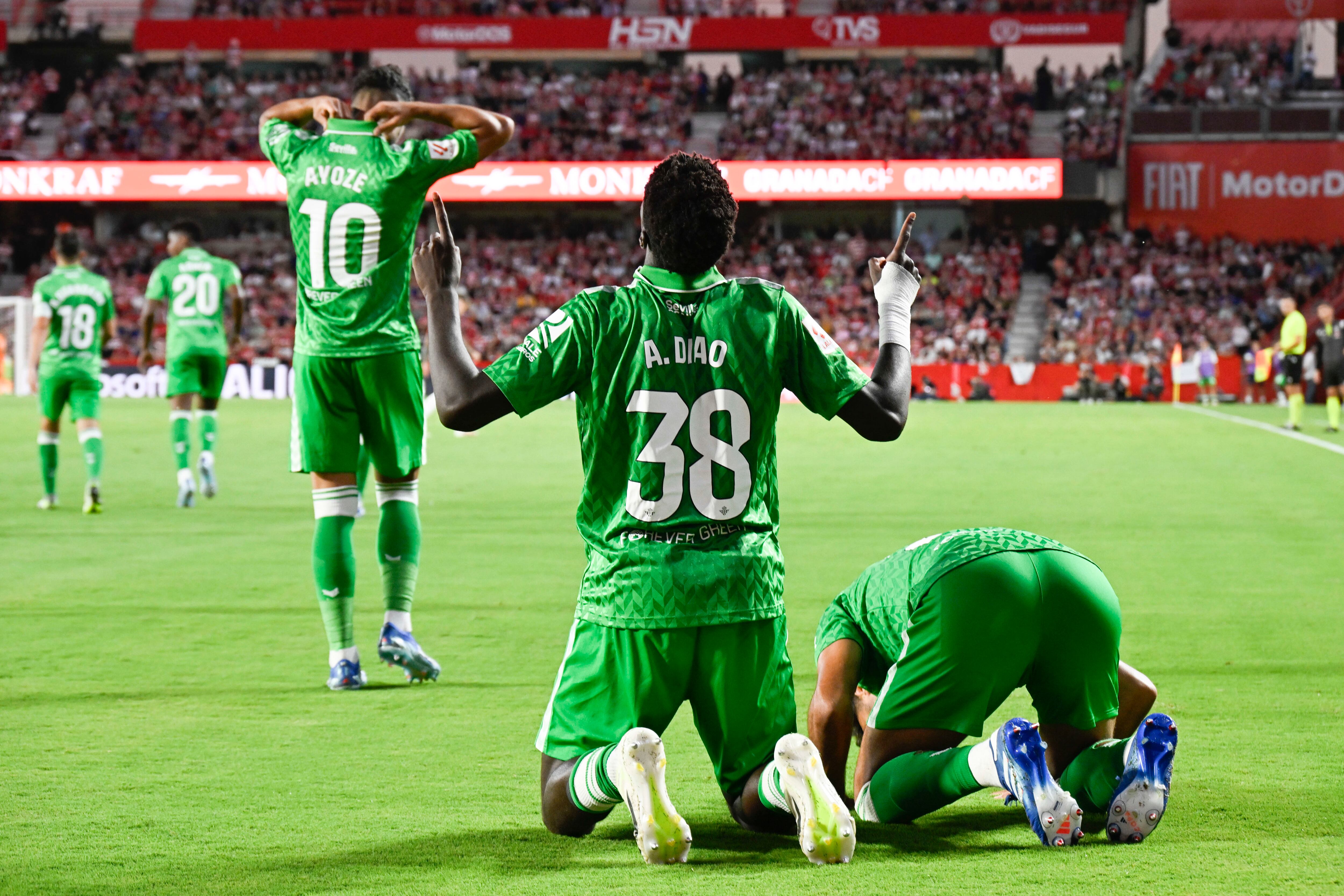 GRANADA, 28/09/2023.- El centrocampista del Betis Assane Diao (c) celebra su gol durante el partido de la séptima jornada de LaLiga EA Sports que Granada CF y Real Betis disputan hoy jueves en el estadio Nuevo Los Cármenes, en Granada. EFE/ Miguel Ángel Molina
