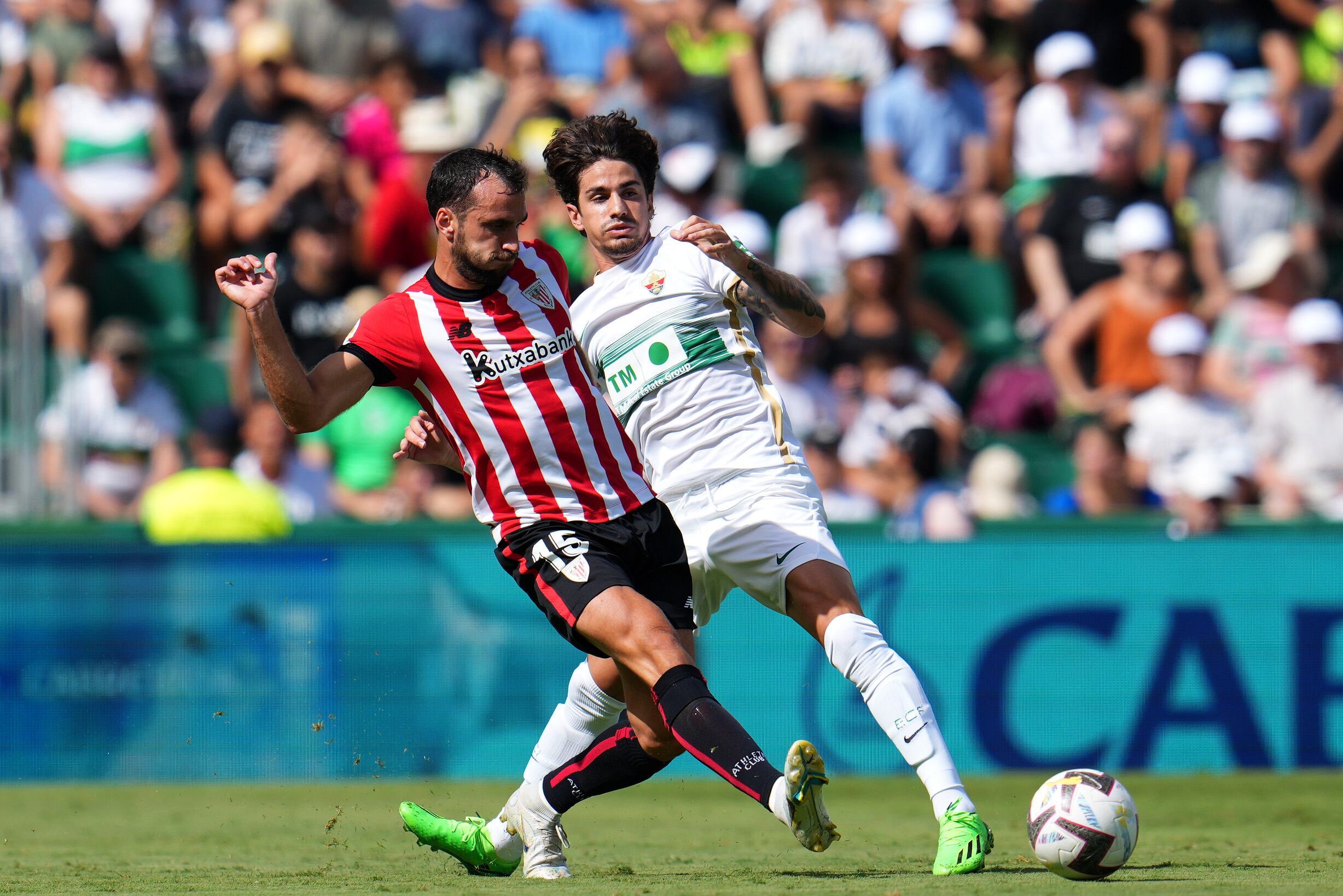 Iñigo Lekue disputa el balón con Álex Collado