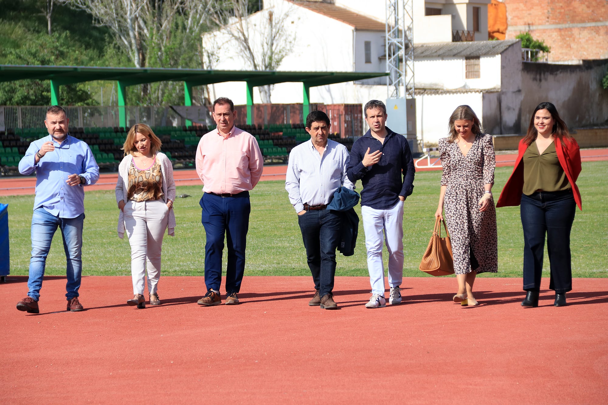 El secretario provincial del PSOE y el portavoz municipal, Francisco Reyes y Julio Millán (cuarto y quinto por la izqda) junto a concejales socialistas en la pista de atletismo de La Salobreja.