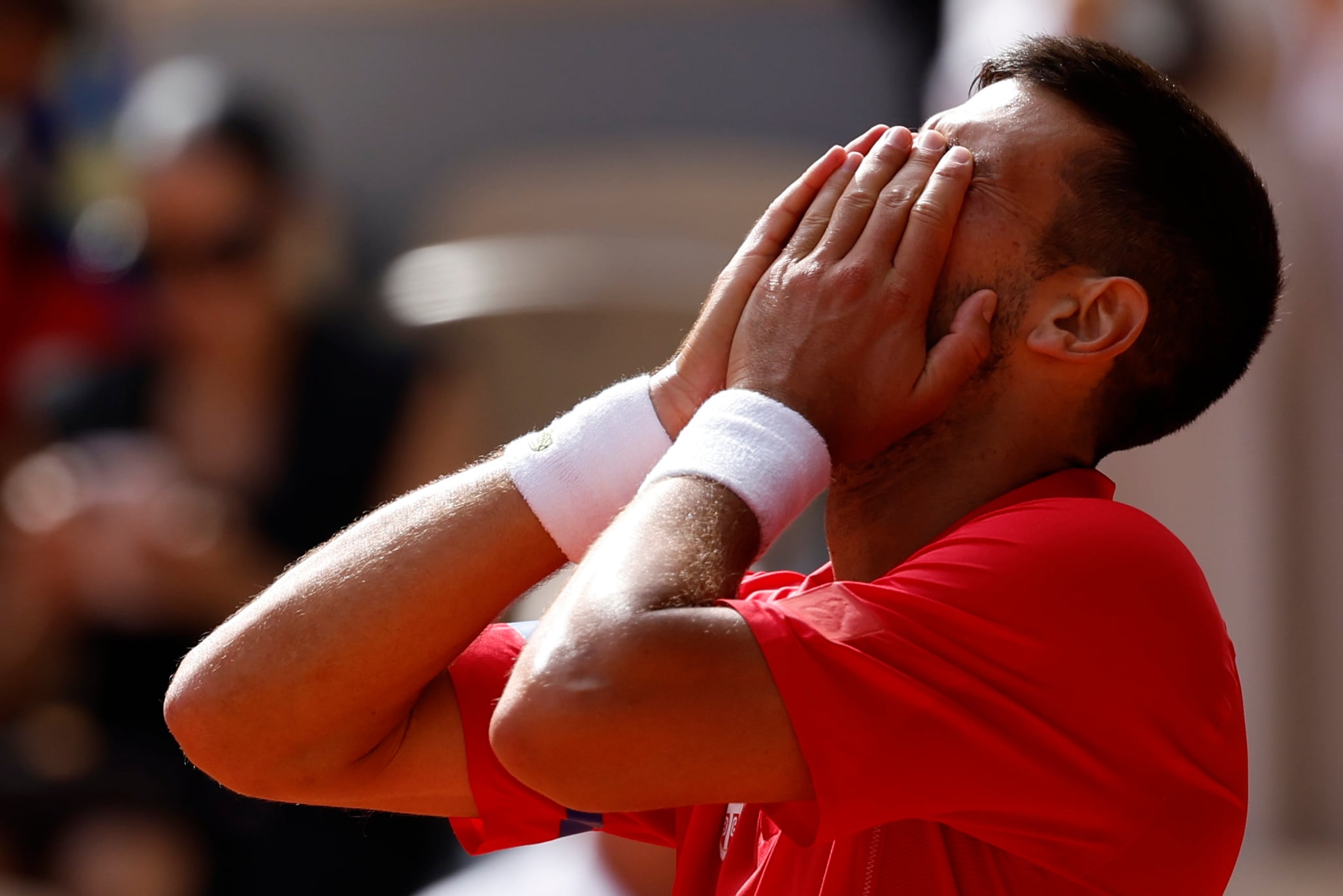 El tenista serbio Novak Djokovic celebra al conseguir la medalla de oro al vencer al español Carlos Alcaraz en la final individual masculina de tenis de los Juegos Olímpicos de París 2024