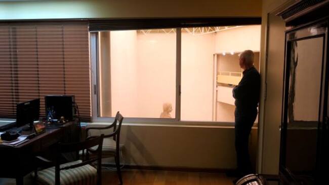 El director del Museo de Cádiz observa la sala romana desde su despacho