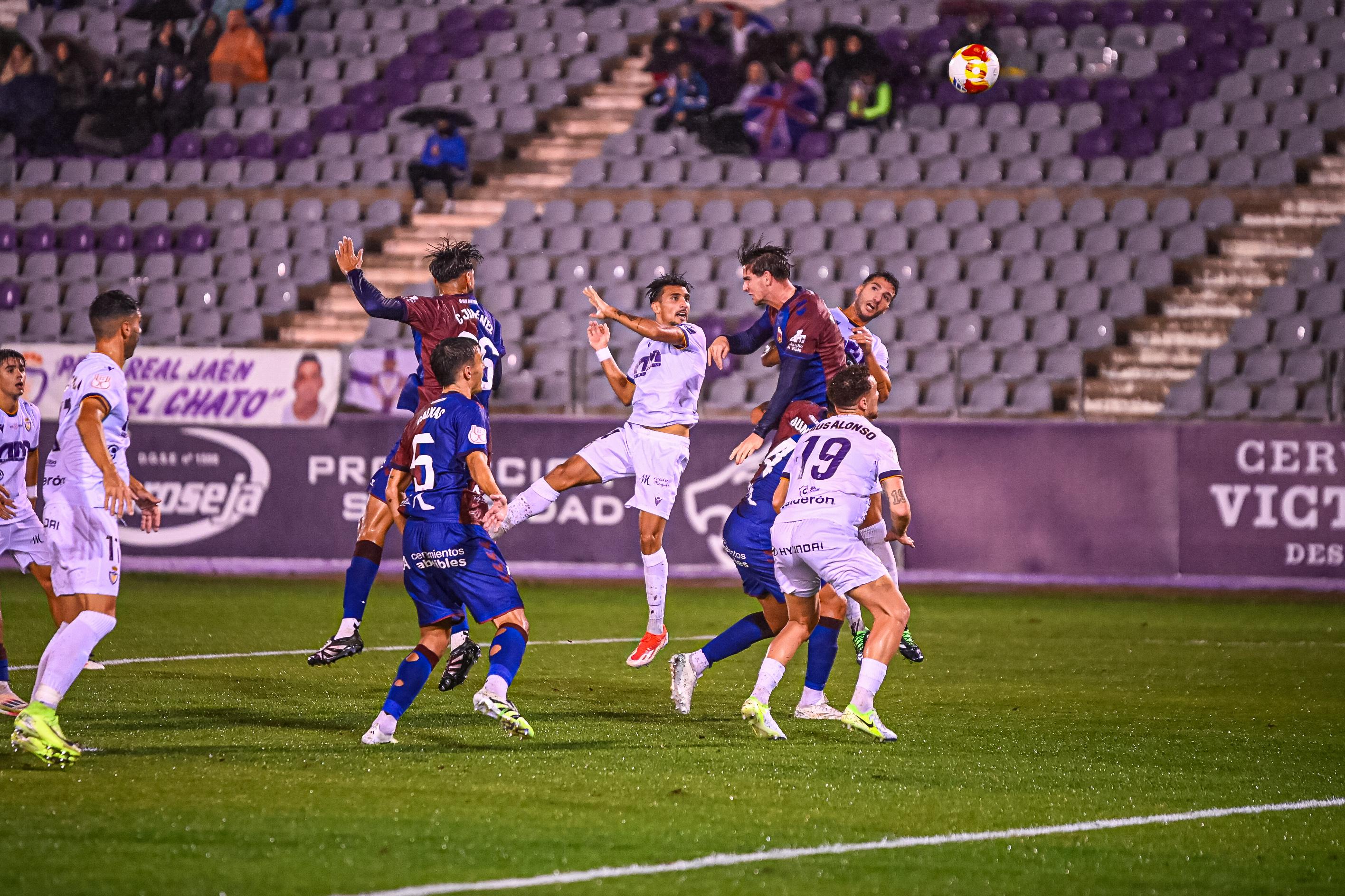 Jugadores del Real Jaén y del Eldense disputan un balón aéreo en el partido de Copa del Rey.
