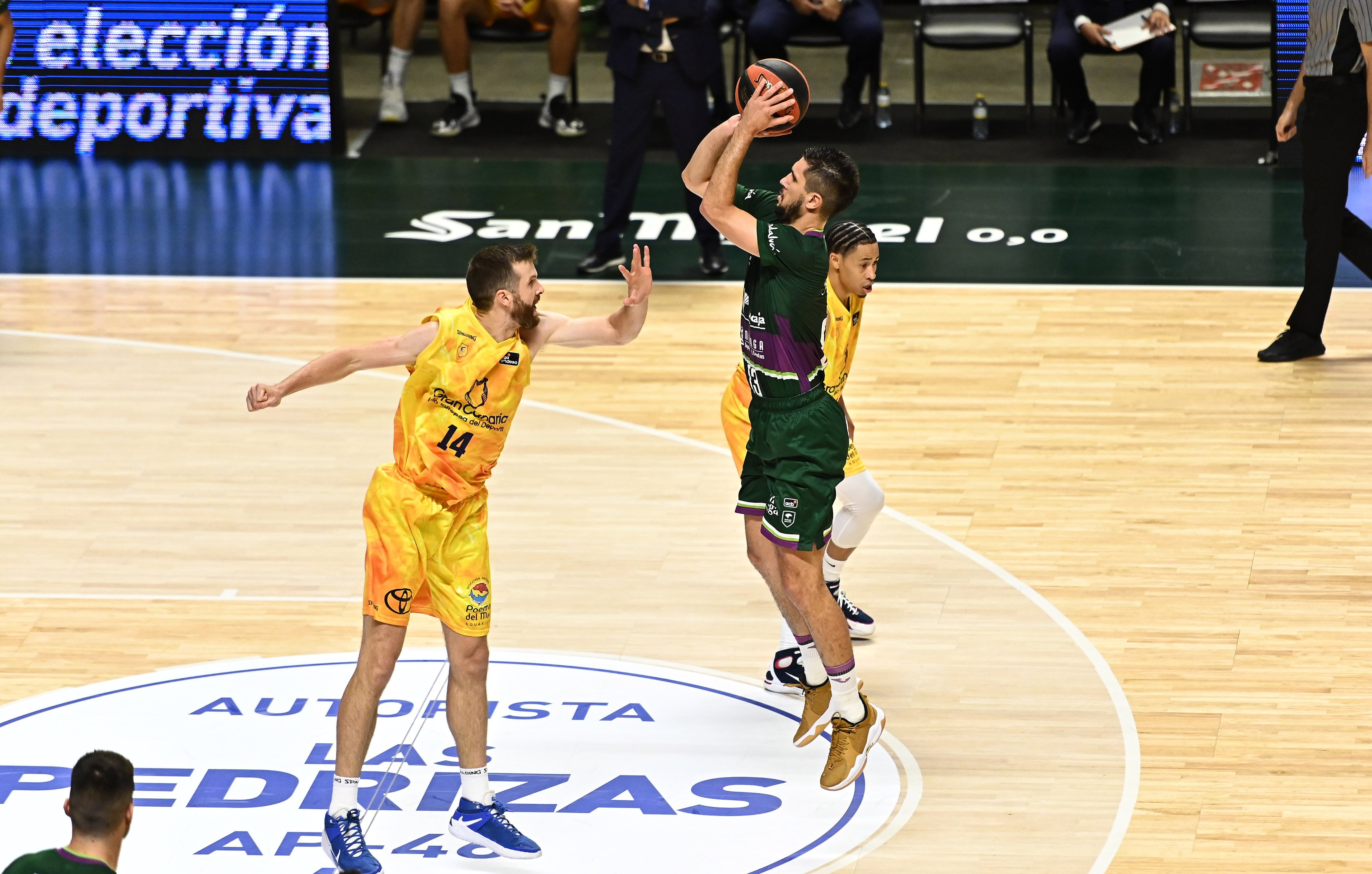 Axel Bouteille lanza a canasta ante el Gran Canaria en el partido celebrado en el Carpena