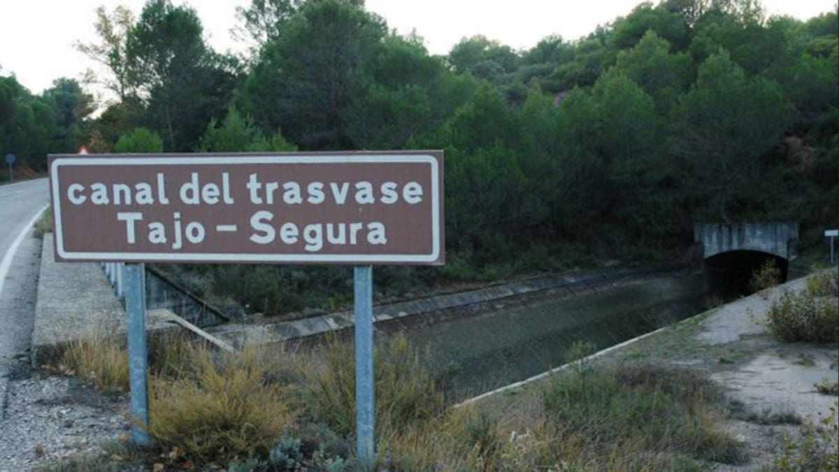 El temporal deja daños en el canal del trasvase en Cartagena