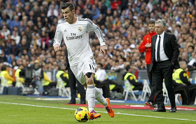 Ancelotti mira a Bale durante un partido del Real Madrid