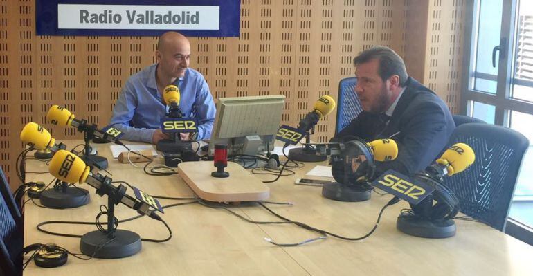 El alcalde de Valladolid, durante su cita mensual con los oyentes de la SER