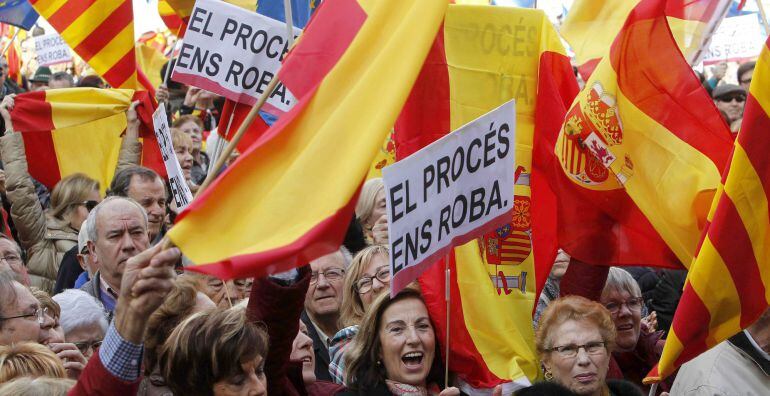 Varios miles de personas se han concentrado en la plaza Sant Jaume.