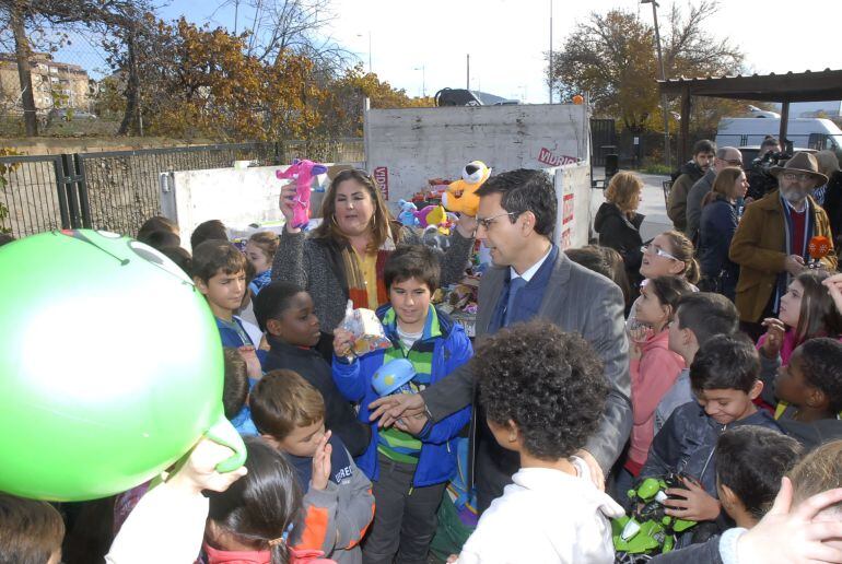 Paco Cuenca, durante una colecta de juguetes en el colegio Eugenia de Montijo.