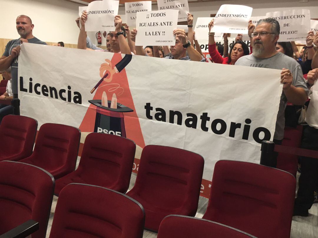 Trabajadores de Tanatorios Córdoba protestan en el Pleno antes de ser desalojados