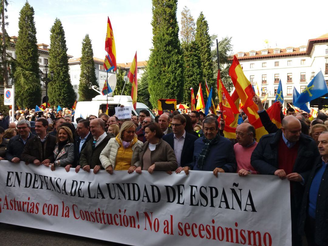 Manifestación por la Unidad de España en Oviedo. En la cabecera han estado los líderes de Foro y PP Asturias