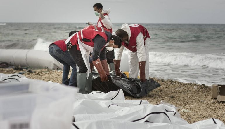 Recuperación de los cuerpos de 74 personas ahogadas en las costas de Libia.