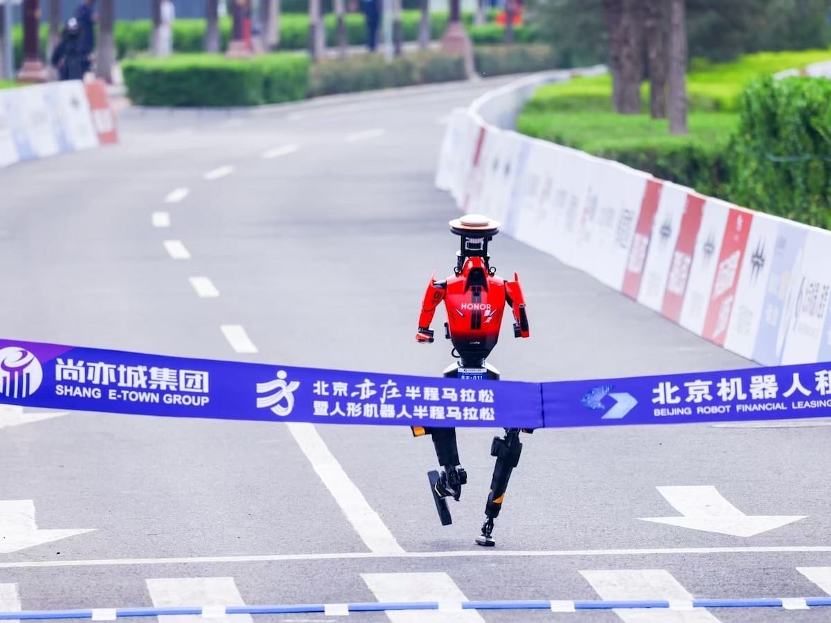Shandian, el robot humanoide de la empresa china Honor que pulverizó el récord de la media maratón: ¿cuál será la siguiente frontera?
