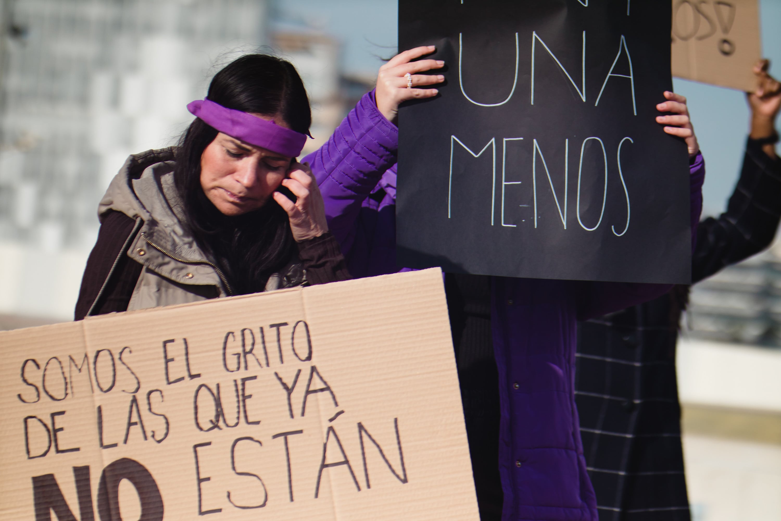 Carteles contra la violencia de género: &quot;Ni una menos&quot; y &quot;Somos el grito de las que ya no están&quot;.