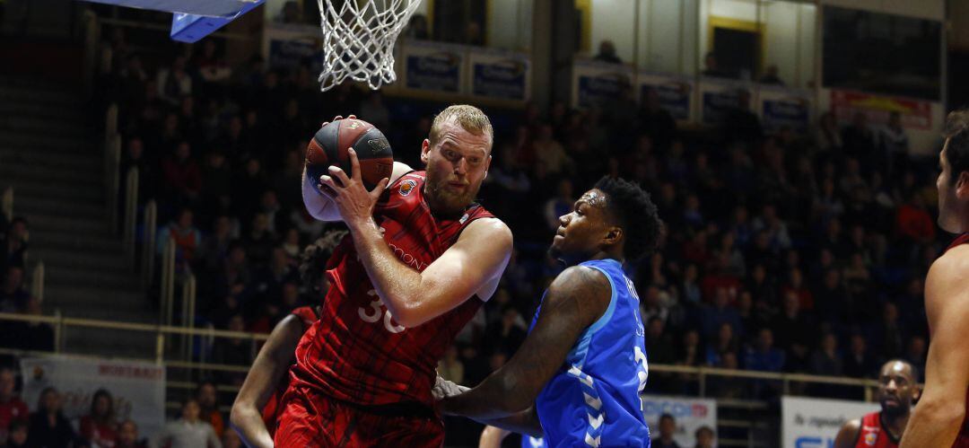 El fuenlabreño Daniel Clark captura un rebote ante Deon Thompson (San Pablo Burgos).