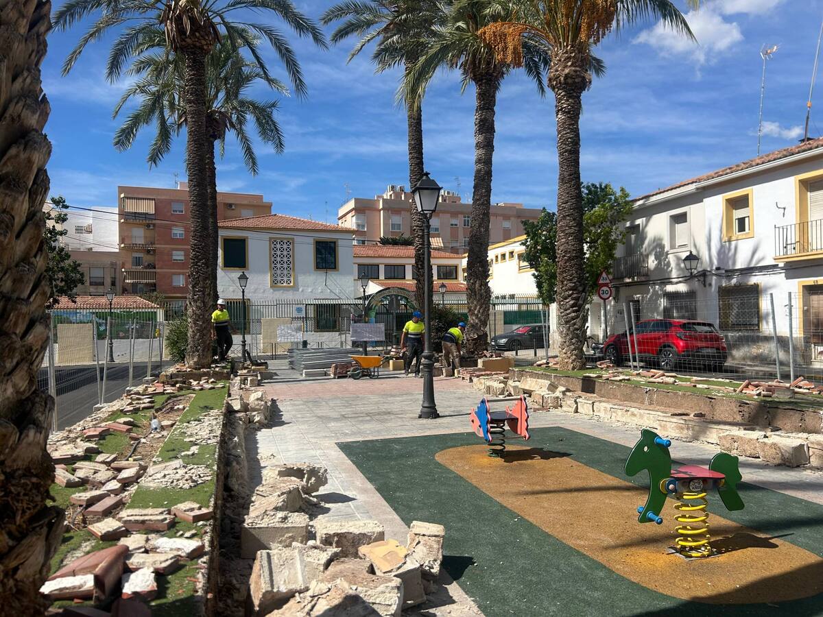 Rescinden el contrato de las obras de reforma de las jardineras en Obispo Barrachina por incumplir los plazos
