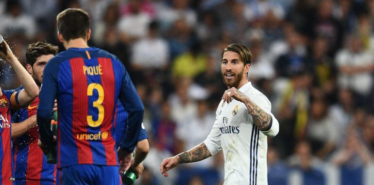 Sergio Ramos se dirige a Piqué tras ser expulsado