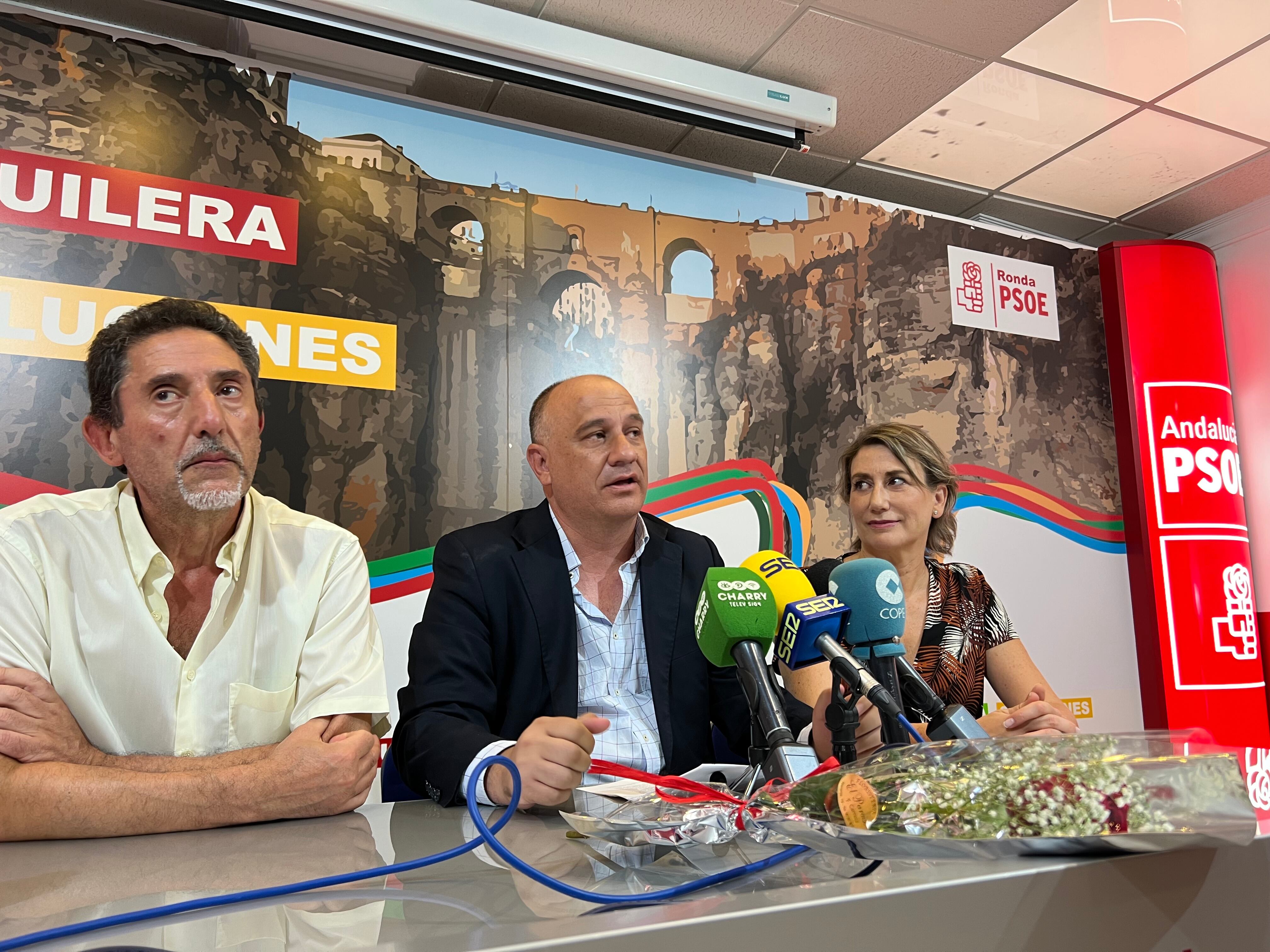 Cañestro ha estado arropado por la secretaria local socialista, Isabel Aguilera, y por el vicesecretario local, Pedro Fernández Coca