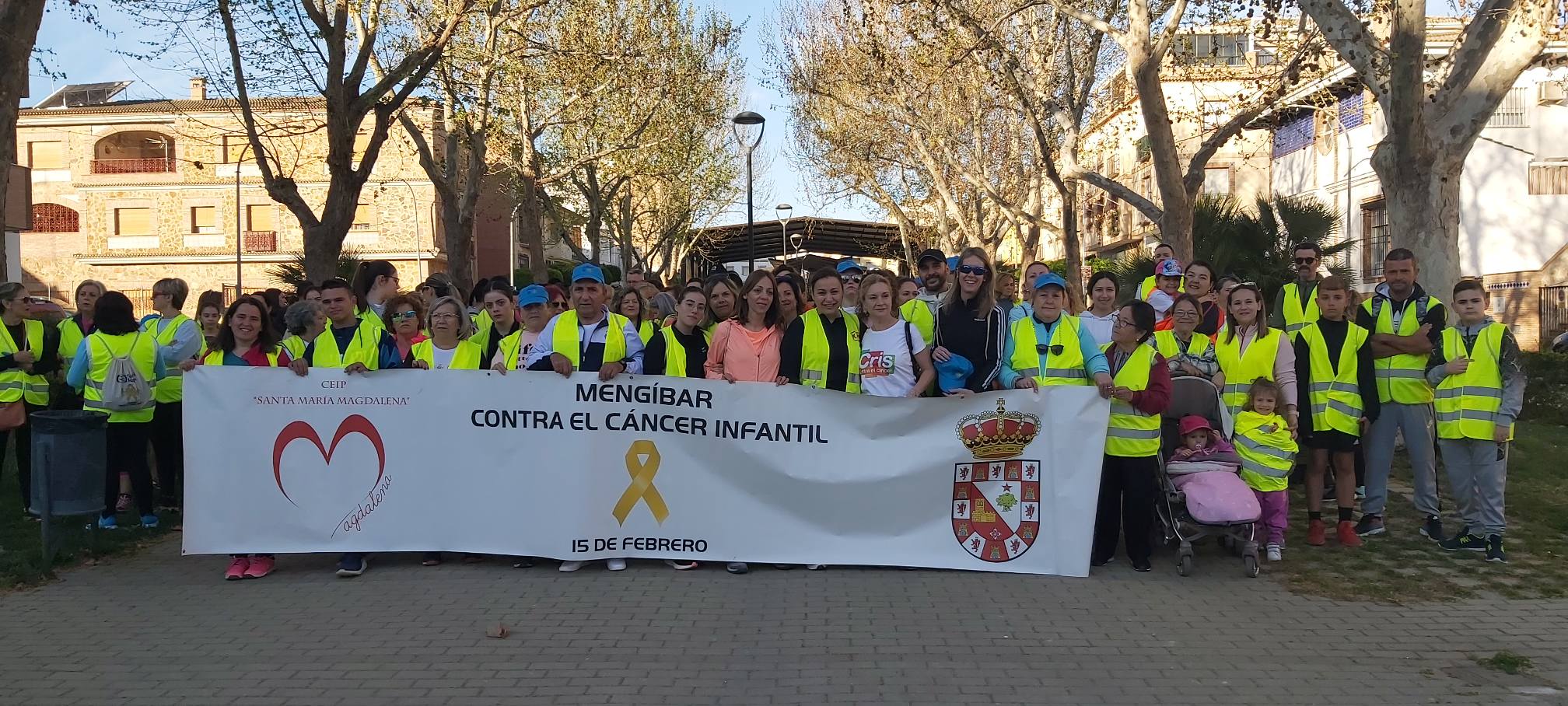 Asistentes a una marcha de ediciones anteriores contra el cáncer infantil en Mengíbar.