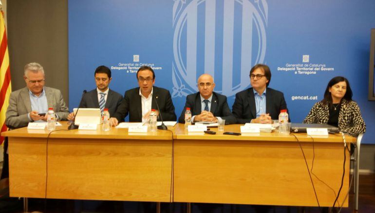 Alcaldes i el conseller Josep Rull, durant l&#039;anunci de l&#039;aprovació definitiva del nou Pla Director del CRT.