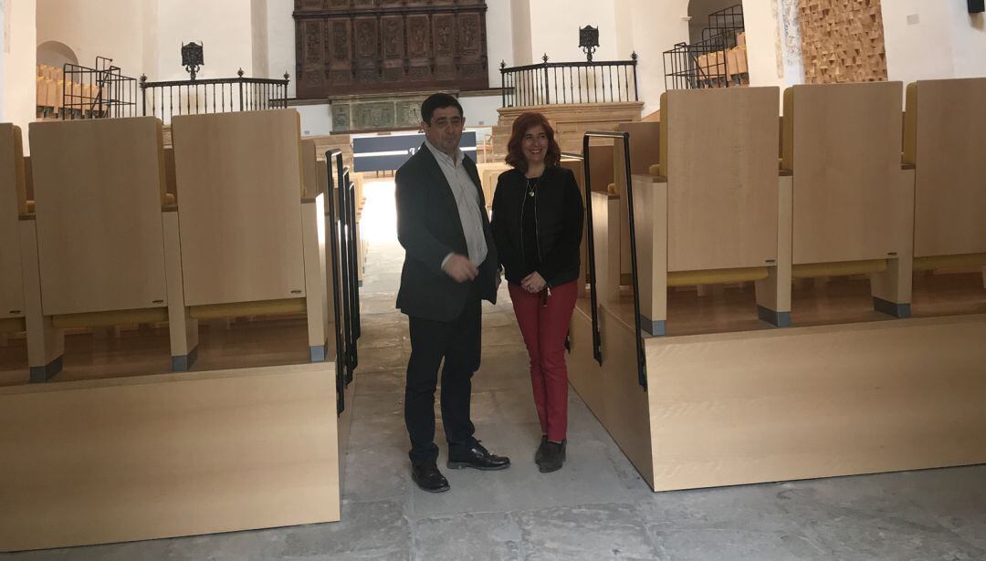 El presidente de la Diputación de Jaén, Francisco Reyes, y la alcaldesa de Úbeda, Toni Olivares, en el auditorio del Hospital de Santiago.