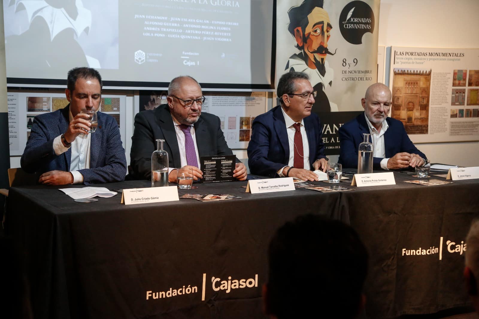 El alcalde de Castro del Río, Julio Criado; el Rector de la Universidad de Córdoba, Manuel Torralbo; el Presidente de la Fundación Cajasol, Antonio Pulido;  y el periodista, Jesús Vigorra, durante la presentación de las Jornadas Cervantinas