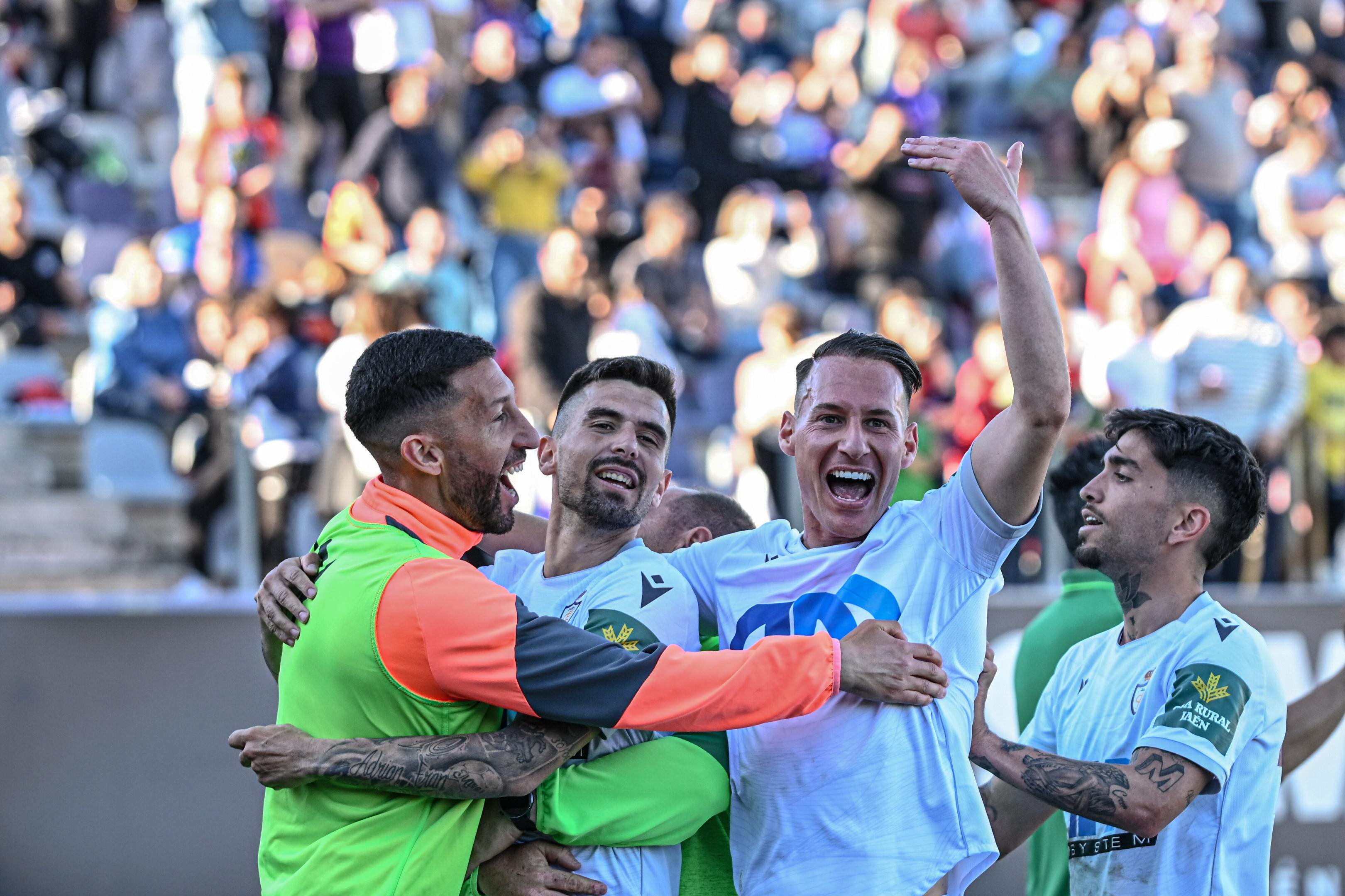 Los jugadores del Real Jaén celebran el segundo gol de Adri Paz ante el Torredonjimeno.