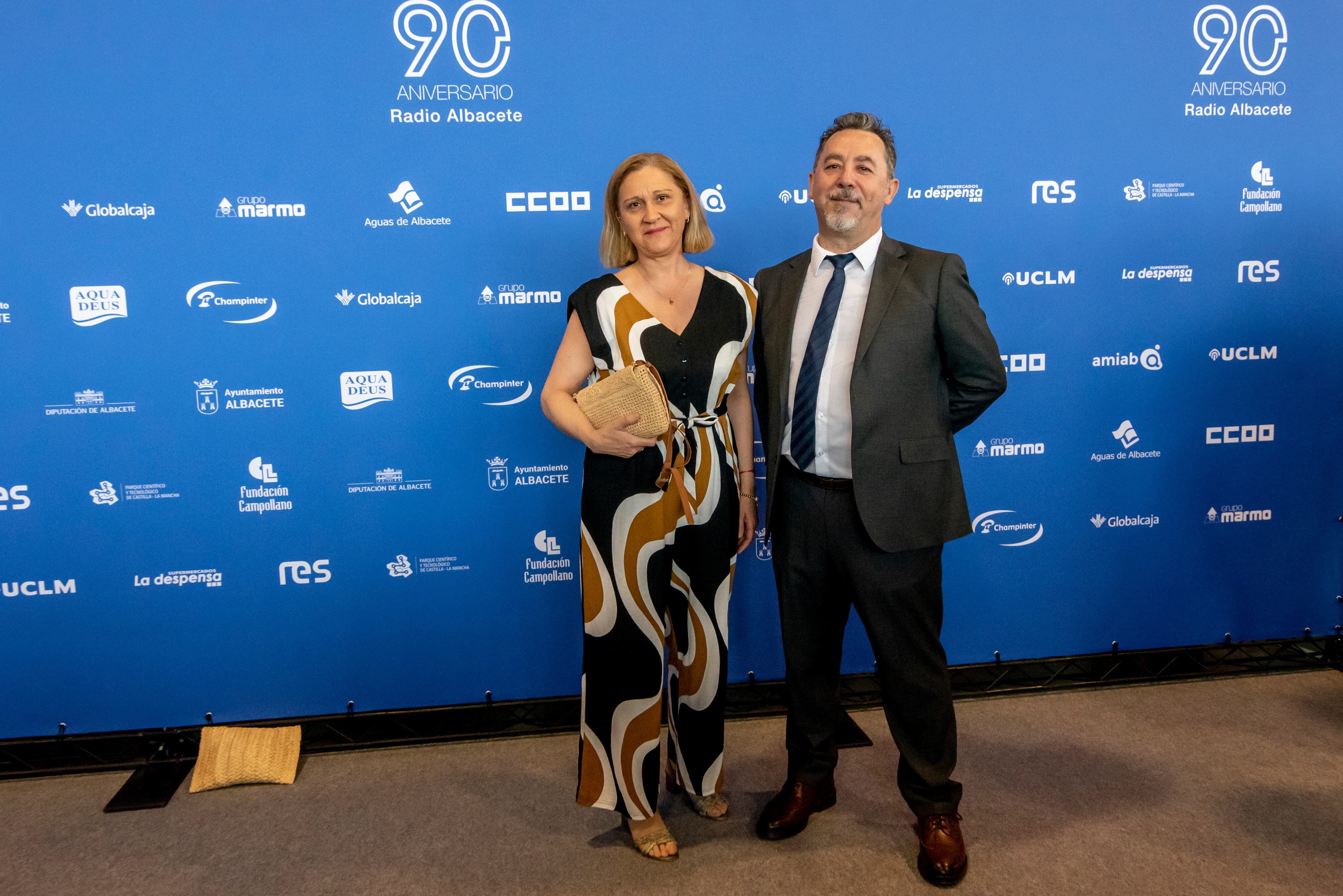 La directora de la Clínica Dental Dentalia, Llanos Carcelén, y el asesor comercial de Radio Albacete, Santiago González.