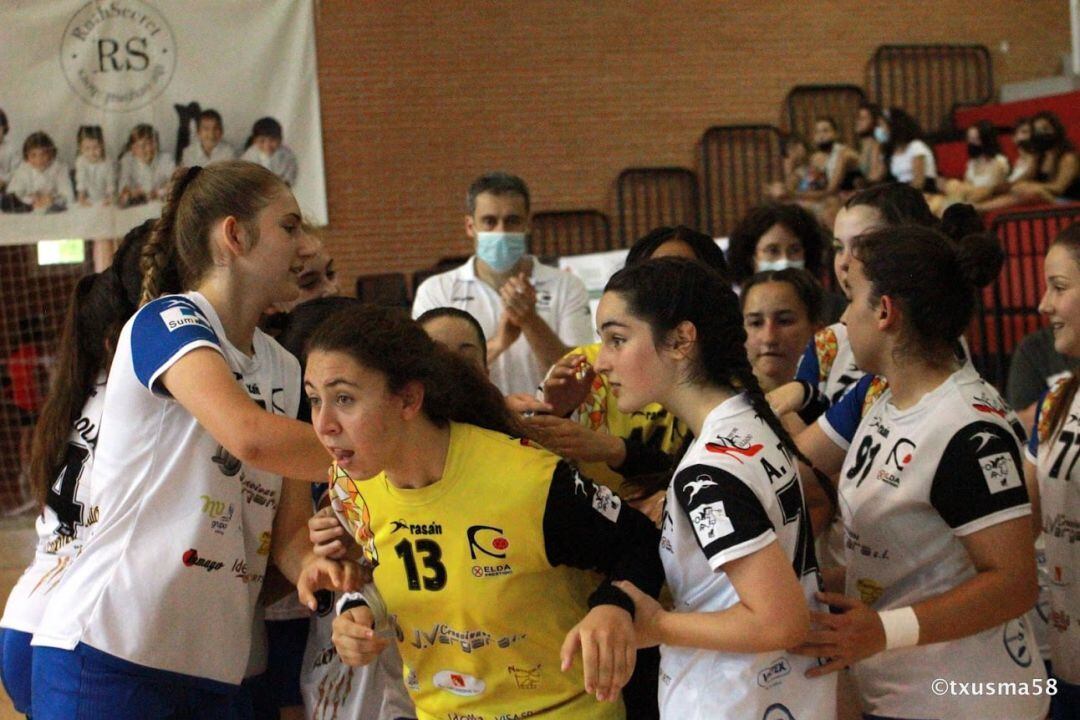 Las jugadoras del Elda Prestigio infantil no olvidarán la experiencia