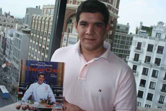 Juan Manuel Sánchez, el primer MasterChef de España, ha 'renacido' con un libro bajo el brazo.