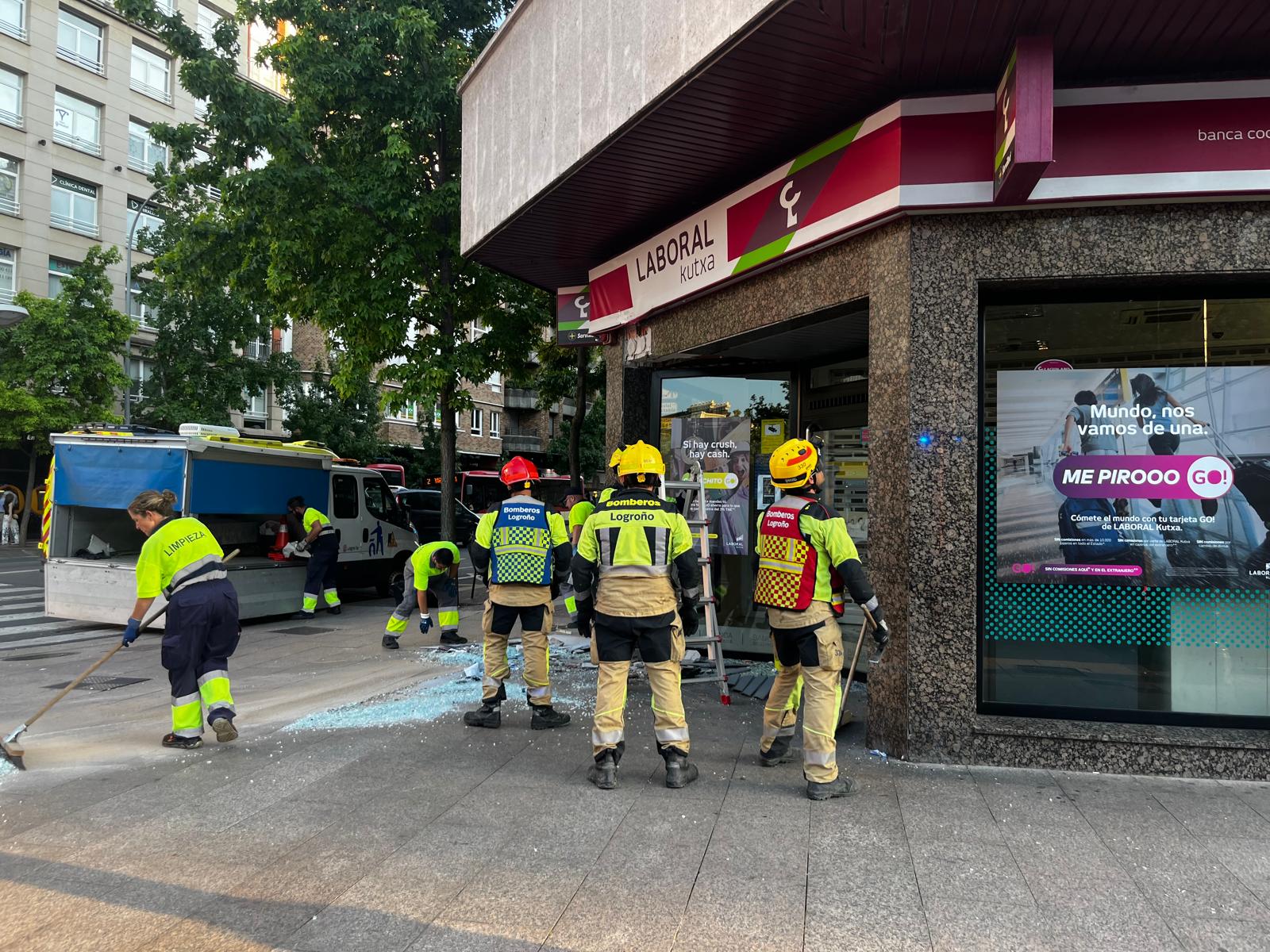 Labores de limpieza en el lugar del accidente de un autobús en Logroño