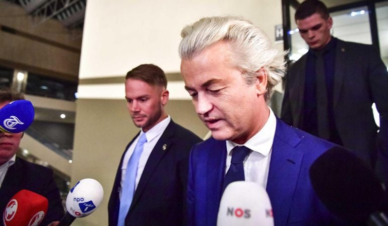 l líder del Partido por la Libertad (PVV) Geert Wilders (c) ofrece declaraciones sobre los resultados electorales 