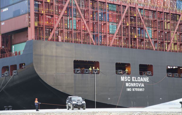 Popa del gigante atracado esta mañana en el muelle galeona de la nueva terminal