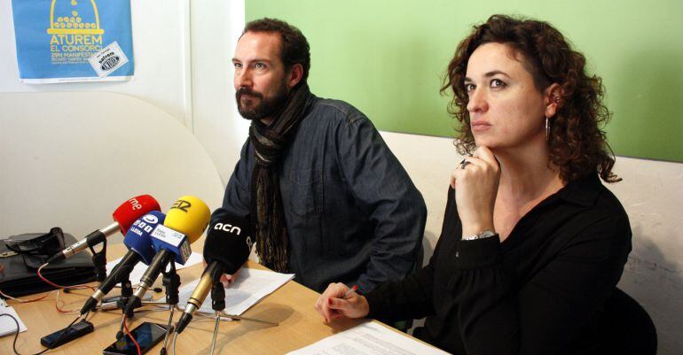 El procurador Jaume Moya i l'exdiputada d'ICV per Lleida, Sara Vilà, durant la roda de premsa de dijous 29 d'octubre, a la seu d'ICV.