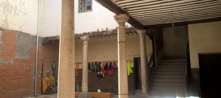 Estado actual del patio de columnas del edificio de la Casa de Piedra en Tarancón.