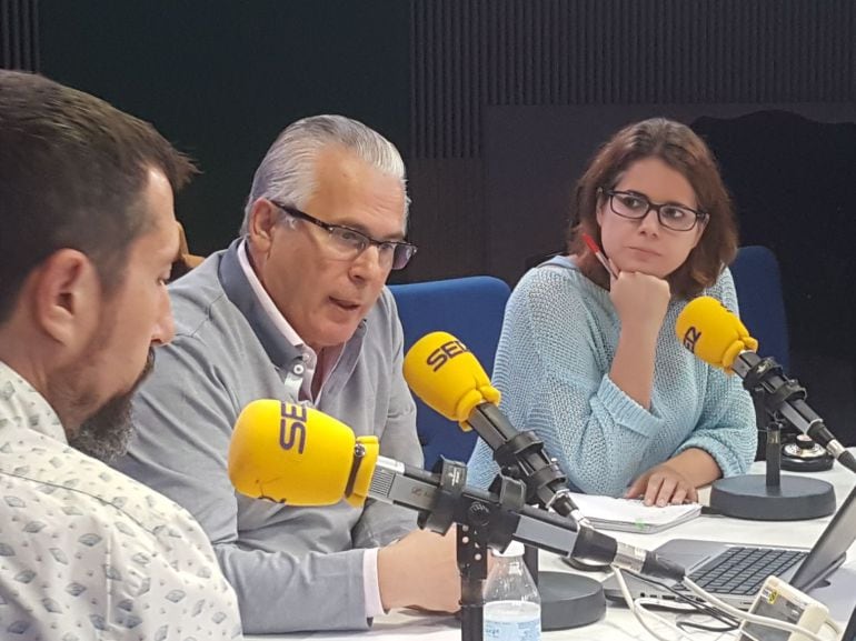 Toni Garrido, Baltasar Garzón y María Garzón en los estudios de la SER