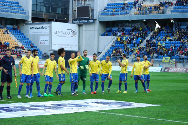 El once del C&aacute;diz saluda a la afici&oacute;n