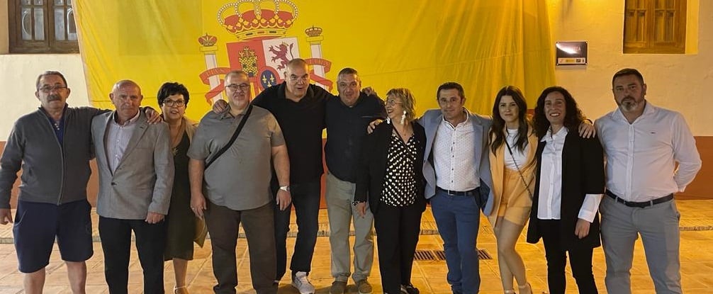 Pedro Sevilla, candidato a la alcaldía de Mula por VOX (cuarto por la derecha), junto a otros miembros de su equipo en un acto de campaña