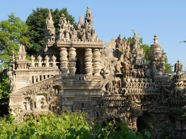 Ubicado en Hauterives, a unos 170 kilómetros de Lyon, el Palais Idéal ha acogido conciertos inolvidables