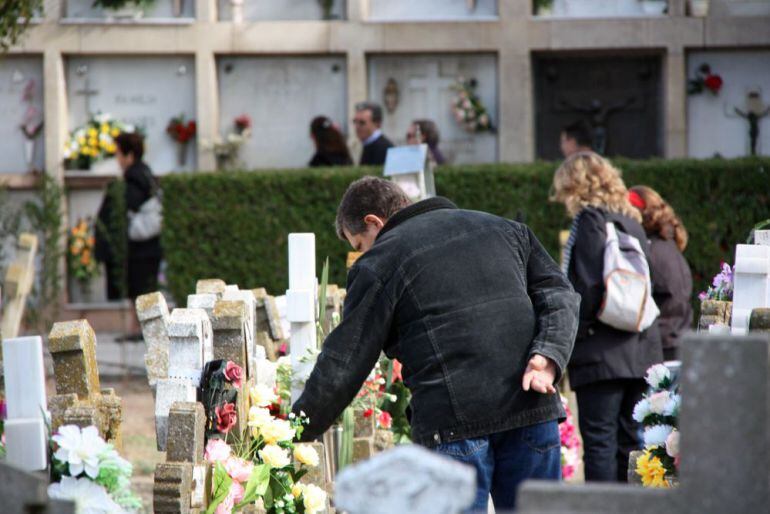 Visitants posant flors per Tots Sants als difunts l'any 2010