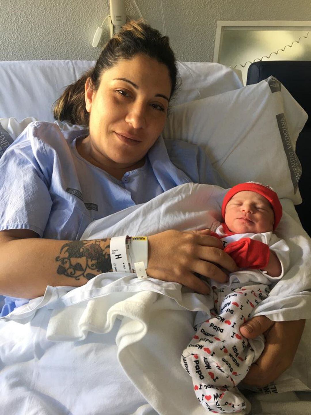 Davinia Vidal junto a la pequeña Manuela