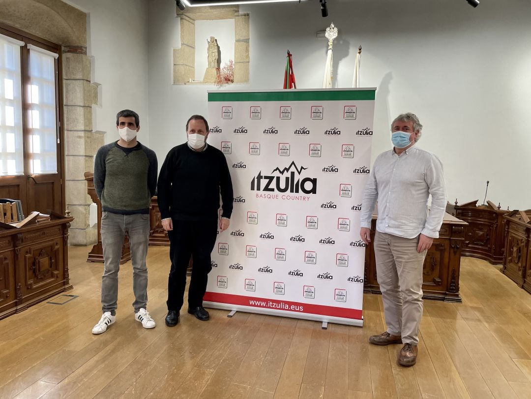 Txomin Sagarzazu Alkatea, Gonzalo Carrion Zerbitzuetako zinegotzia, y Julian