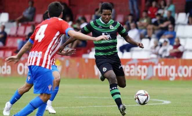 Jeremy Arévalo jugando con el Rayo Cantabria en pretemporada