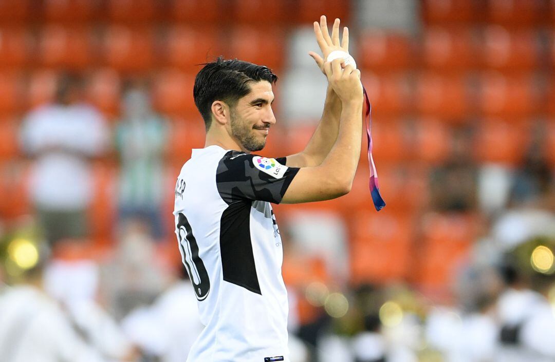 Carlos Soler aplaude tras la victoria de hoy