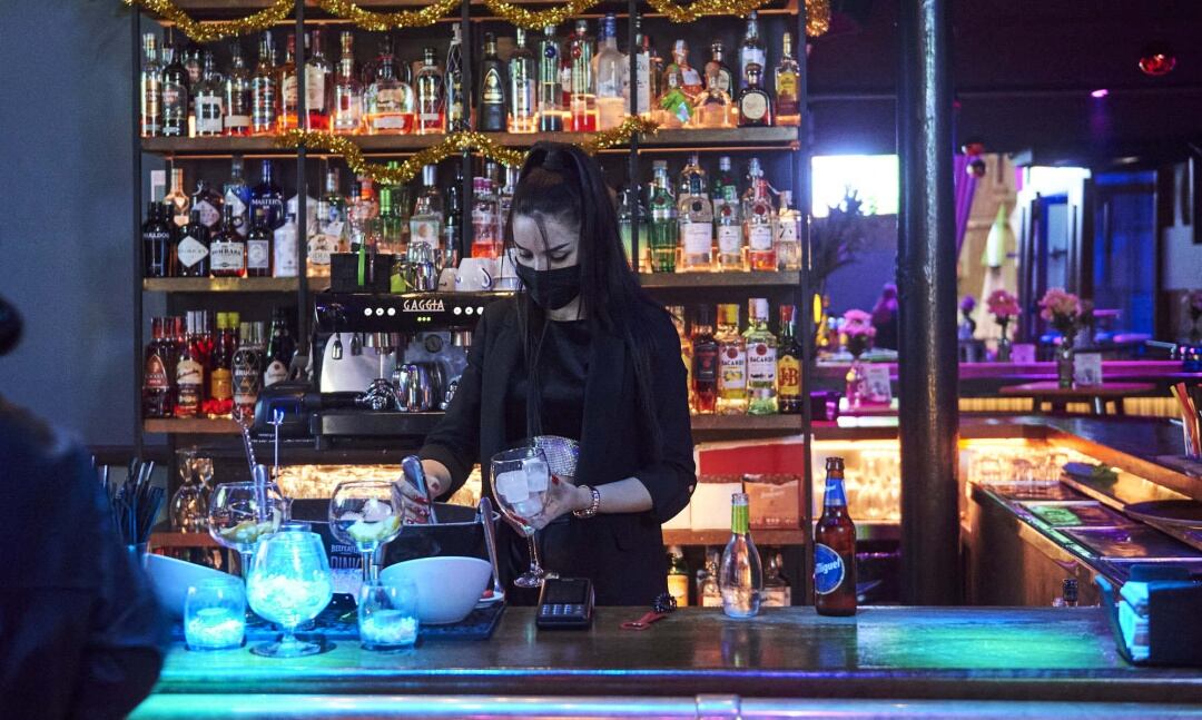 Una camarera sirve copas