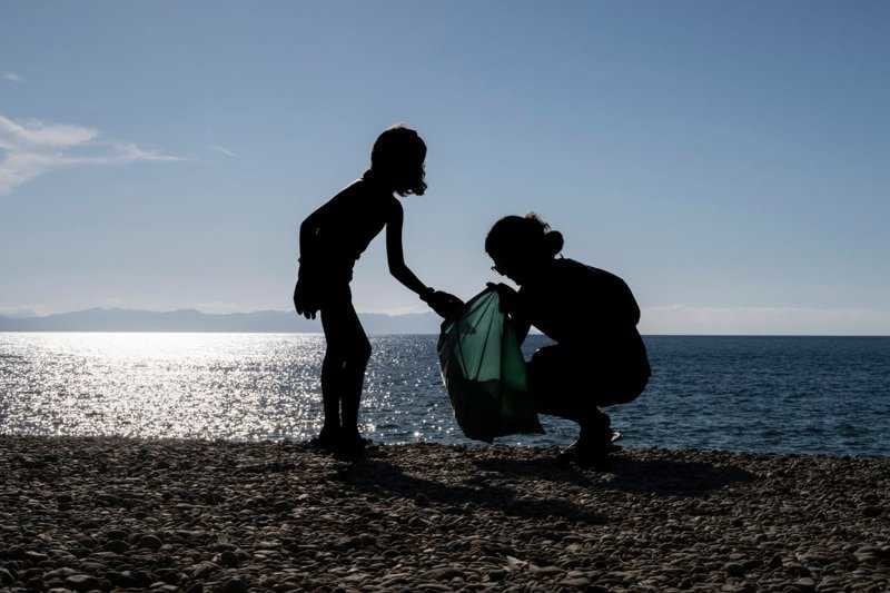 El Ayuntamiento de Almería estudiará la implantación de zonas para no fumadores en las playas de la capital a fin de delimitar espacios sin humo con los que mejorar "aún más si cabe la calidad de nuestras costas".